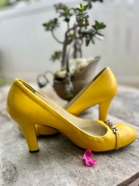Gucci Yellow Leather pumps  with Silver Horsebit Plaque Sz 38.5 or 8.5 shoes
